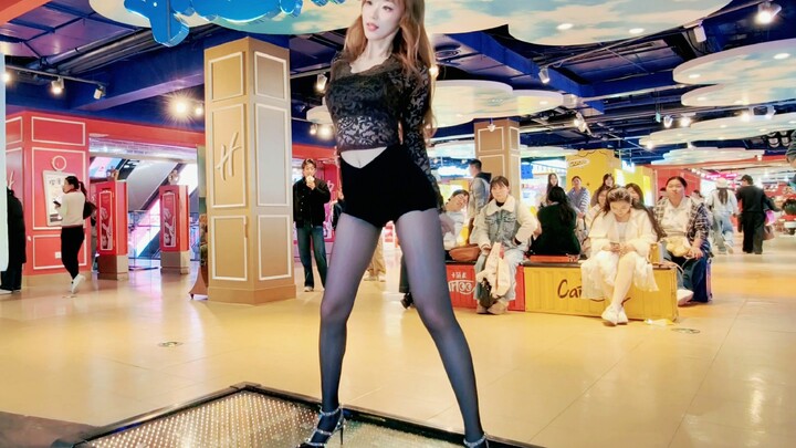 Naik turun yang super energik! Si jagoan dance floor tampil garang!