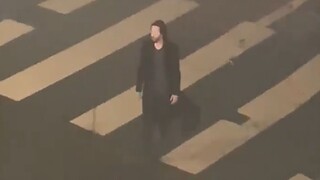 Keanu Reeves đi bộ dưới mưa, trông anh ấy thật đẹp trai!
