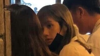 【 BLACKPINK 】 LISA JENNIE กำลังรับประทานอาหารที่ร้านอาหารและมีผู้สัญจรไปมาพบ