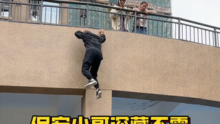 الحارس الشاب يساعد السيدة الجميلة!