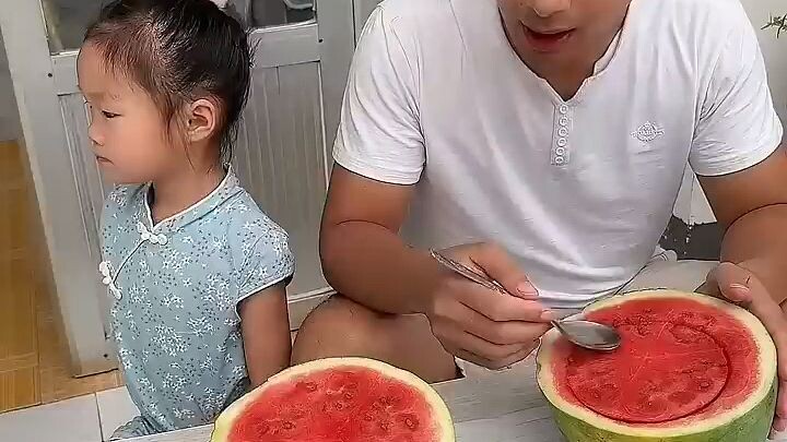 爸爸偷吃女兒的西瓜！結果女兒的做法讓他愧疚萬分！ #搞笑#funny
