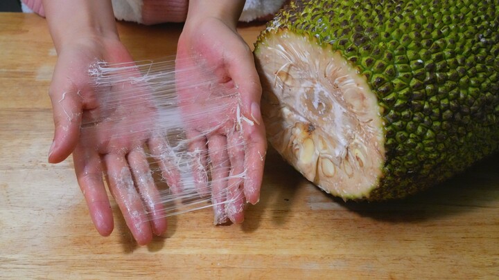 What should you do when opening jackfruit makes your hands and knife sticky? Here's a great method t