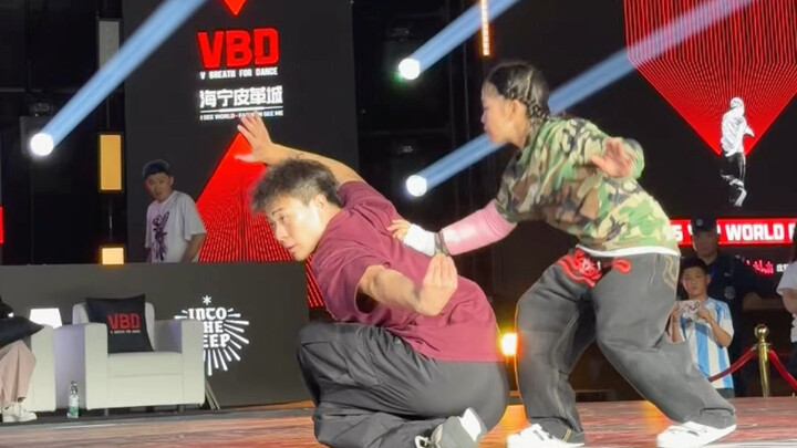 เมื่อเบรกแดนซ์มาเจอกับศิลปะการต่อสู้จีน สาวน้อยวัย 9 ขวบโชว์สเต็ปเต๋าเฉวียนเบรกแดนซ์จนทุกคนตะลึง โคต