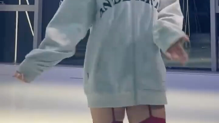 Guru tari yang baru datang itu ganteng banget!