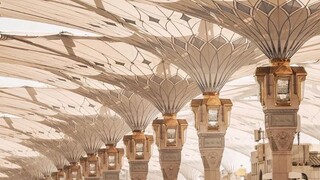 يضم المسجد النبوي الشريف في المدينة المنورة بالمملكة العربية السعودية تركيبًا لمظلة خيال علمي.