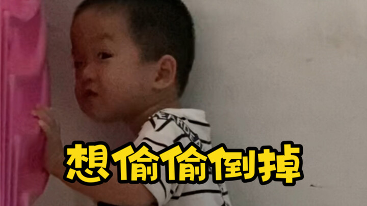 Mom’s disastrous cooking: Baby forces a smile after just one bite, looking like they’re in pain but 