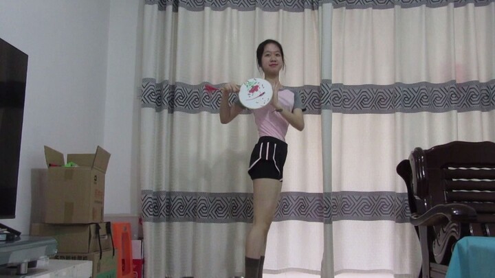 [โลกนี้มันไม่คุ้ม] ฉันกังวลมากจนเต้นไม่เก่งเลยใช้เงินมากมายซื้อพัด (ออกแบบท่าเต้นโดย Bai Xiaobai)