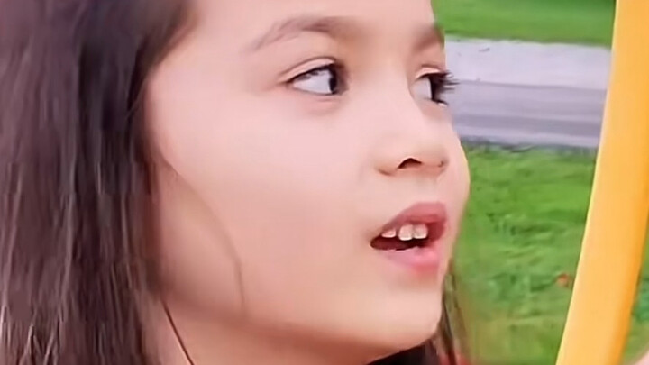 Hai ông bố cùng nhau dọa con gái…