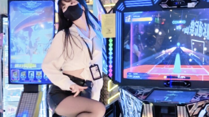 How is this girl getting insane gear just from dancing… and now it’s even spilling over to me?!