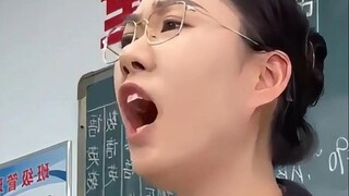 طالب يلتقط لحظة مصادفة لرئيس الصف فتصبح واسعة الانتشار: "هذا هو شكل المعلم الحقيقي" ويحصل على إعجابا