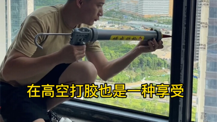 Pemiliknya mengawasi saya mengelem di ketinggian dan sangat gugup. Saya hampir tidak bisa mengelem d