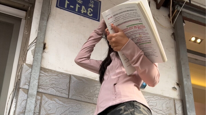 Even if I wake up late, my older sister still has plenty of motivation to study.