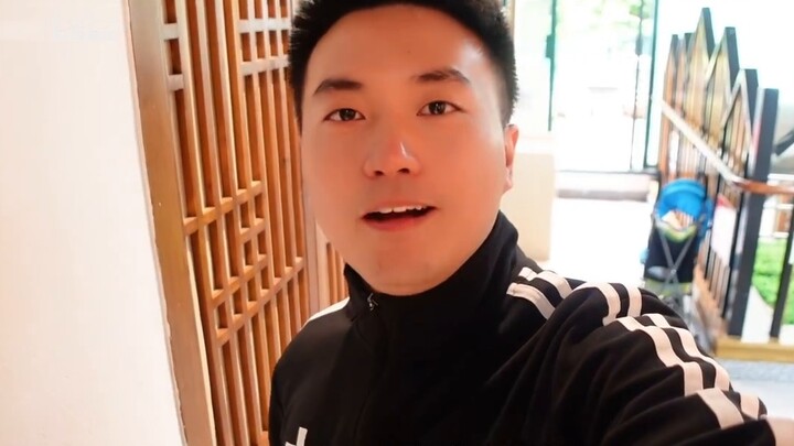 Seorang ayah mertua Amerika mewujudkan mimpinya di Tiongkok! Ia mengendarai sepeda listrik di pedesa