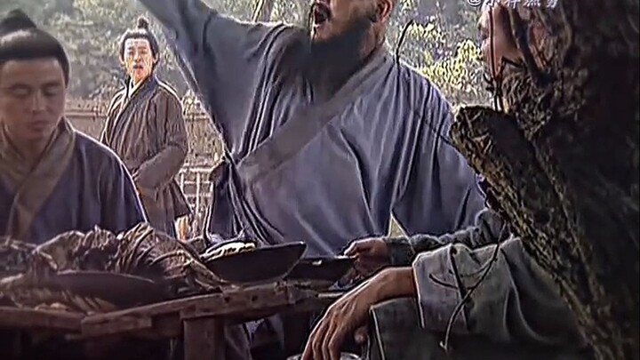 مشهد شهير لـ"لو تشي شين" وهو يقتلع شجرة الصفصاف رأسًا على عقب: الشجرة تقول: "هيّا، أعطني الفول السود