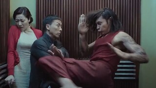 To protect his wife, Ip Man fought a Muay Thai master in the elevator! He defeated the opponent with