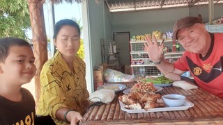 กินส้มตำไก่ย่างและไปชมสถานที่ท่องเที่ยวที่ห้ามพลาดของอุดรธานี