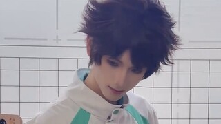 The 1.94-meter-tall Ikawa Toru also wants to collect stamps