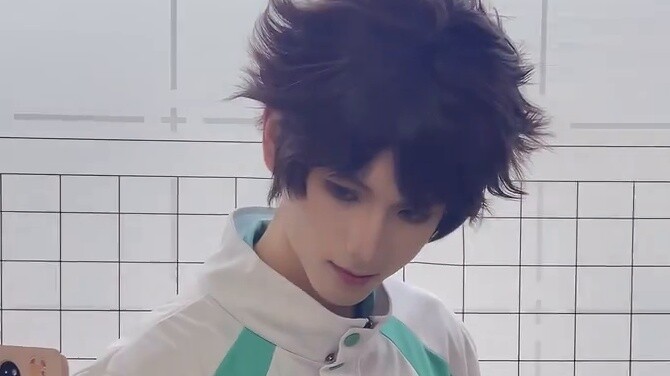The 1.94-meter-tall Ikawa Toru also wants to collect stamps