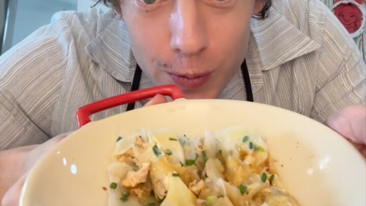 Orang asing mencoba membuat Cantonese rice noodle roll untuk pertama kalinya