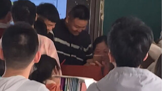 Guru dan siswa kami menonton video saya di kelas