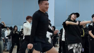 Sports students dance wife in school, and it looks like aerobics