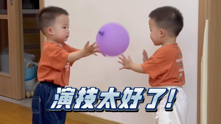 สนับสนุนทุกความฝัน ไม่ทราบว่ามีกองถ่ายไหนต้องการนักแสดงฝาแฝดวัยสองขวบบ้างไหมคะ? พวกเขามีการแสดงที่เป