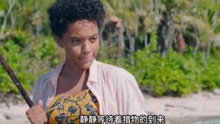 女人每天都在抓鱼，但她却不吃，而是将鱼捣成鱼刺扔进大海！