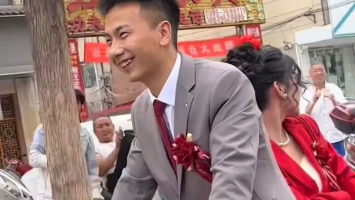Young man weds on a “28-inch big-bar” bike—his cycling procession becomes the wedding motorcade!