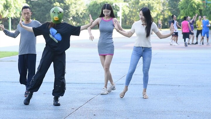 Mereka pergi membantu petani menjual lengkeng. Tidak ada yang berdansa dengan saya. Saya hanya bisa 