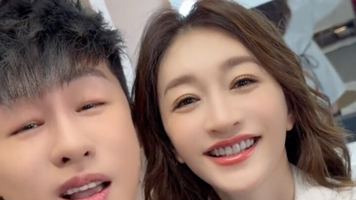 คุณครู ลี่เสี่ยวหรั่นร้องเพลงได้ตรงคีย์แล้วนะ! ไม่ใช่แค่วันละทีแล้ว แต่ร้องไปหลายรอบแล้ว ฮ่าๆๆ