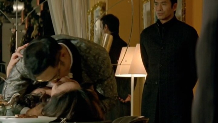 كان زعيم العصابة يغازل المرأة للتو، وفي اللحظة التالية كان على وشك قتلها.