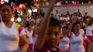 A strange thing mixed in with a group of square dancing aunties