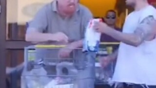 Setelah berbelanja di supermarket, jika orang asing meminta makanan kepada Anda, apakah Anda akan me