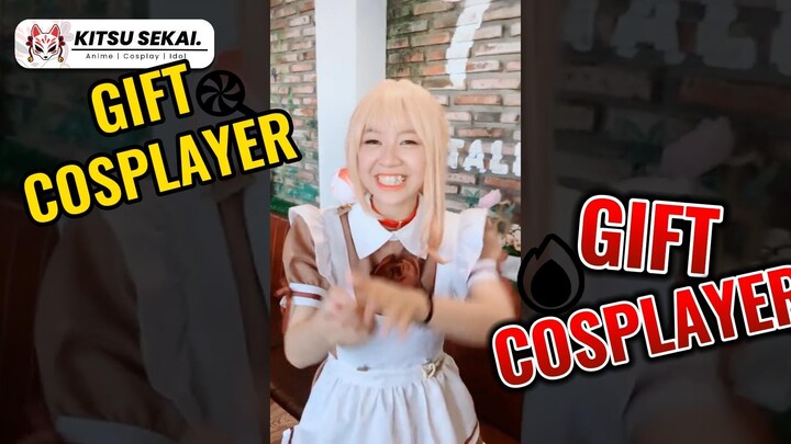 Bagi bagi gift ke cosplayer