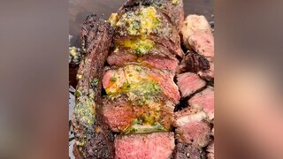 今晚的夜宵非常简单粗暴：战斧牛排 配蒜蓉黄油酱