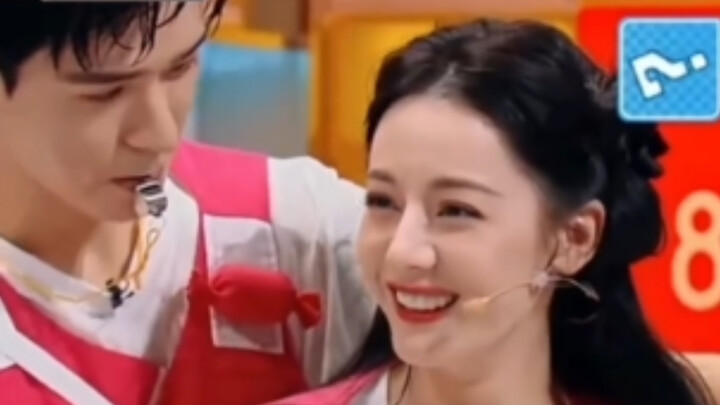 Từng câu nói của Địch Lệ Nhiệt Ba đều khiến người ta không thể ngờ tới, làm tôi cười muốn chết luôn