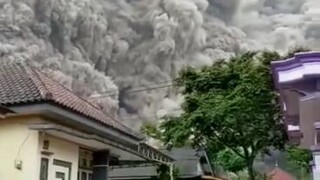 Gunung Lumajang Meletus