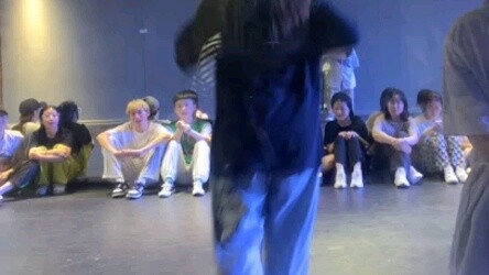 Bây giờ tôi có thể đăng video rồi. Tôi nghe nói có người muốn xem tôi nhảy [che mắt]