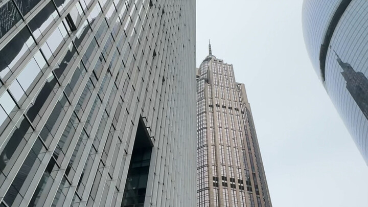 Tôi không có siêu xe đắt tiền, nhưng tôi đã mua hẳn một tầng lầu ở đây!