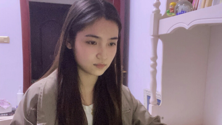 نجحتُ أخيرًا في اجتياز امتحان الخدمة المدنية، وأصبحتُ فخرًا صغيرًا لأبي وأمي! لقد مضى على عملي قرابة