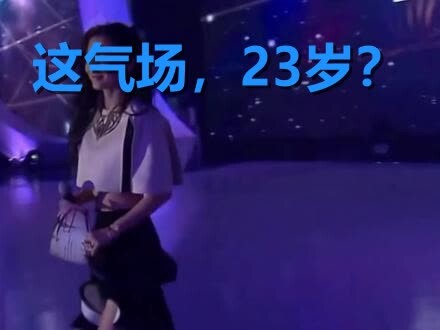 Banyak orang lupa, saat berusia 23 tahun, Angelababy sudah naik ke panggung MAMA untuk mempersembahk