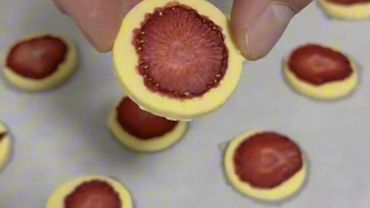 تشكيلة كاملة من الوجبات الخفيفة للأطفال التي صنعها الأب بكل حب: حبيبات الذوبان ورقائق الروبيان والبس