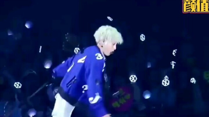 I can’t believe Xiumin of EXO tossed his mic on stage—his expression was absolutely adorable, totall
