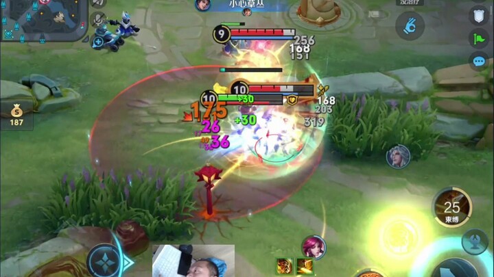 ฮีโร่ที่ตีมือเปล่ากับเหลาฟู่จื่อ และฮีโร่ที่ใช้การโจมตีปกติแบบเดินขัดจังหวะ คือคนละตัวกัน