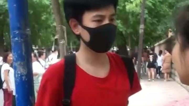 How hold‑grudges is Hu Xianxu, hahaha—his very first words to his old classmate were: “When are you 