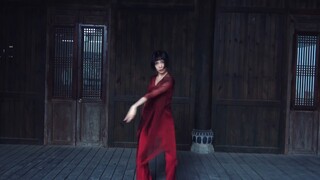 Ngồi trong lều đỏ, trang điểm đậm, nghe tiếng kèn suona, tỏ lòng thành kính với cha mẹ...