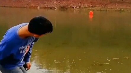 หนุ่มน้อยก้อนหินกระโดดข้ามผิวน้ำทำลายสถิติ! ภาพเหมือนฉากเอฟเฟกต์พิเศษ สามารถยิงลูกโป่งให้แตกได้จากระ