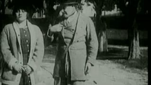 【卓别林经典】《阵雨之间》Between Showers (1914) - 查理·卓别林早期喜剧短片  黑白默片  搞笑名场面