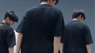 ห้องซ้อมโคตรน่าเกลียด ละสายตาไปจากสามคนนี้ไม่ได้จริงๆ...