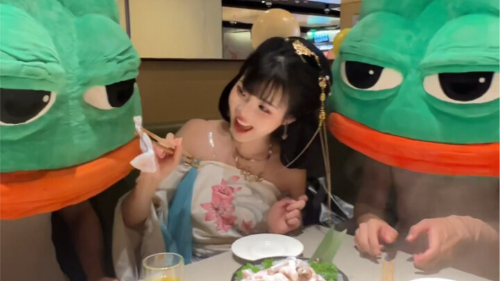 Gila banget! Hari Qixi bawa si kodok makan hidangan berbahan kodok!